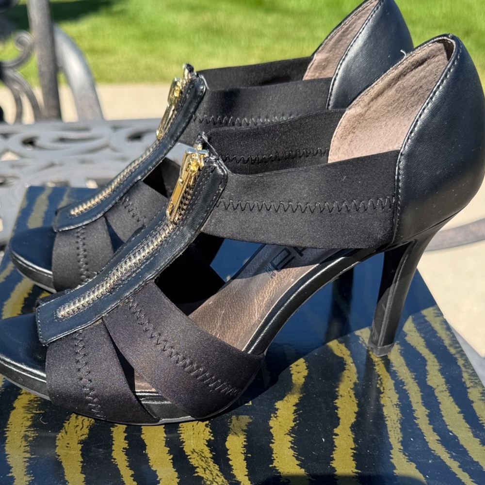 Moda Spana Black and Gold Heels